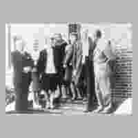 111-3023 Lehrkraefte im Gruppenbild vor der Schule. Im Bild  Herr Felsch, Lottchen Jackstien, Frau Fischer, Dr. Fischer  und Bruno Jackstien.jpg